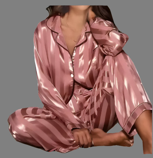 Striped pyjama set in organic cotton. Features relaxed fit and breathable material. Perfect for a comfortable night's sleep.