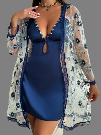 Floral lace nightdress with robe in organic cotton. Features relaxed fit and breathable material for comfort.