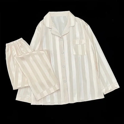 Striped pyjama set in organic cotton. Relaxed fit and breathable material. Ideal for comfort and style.