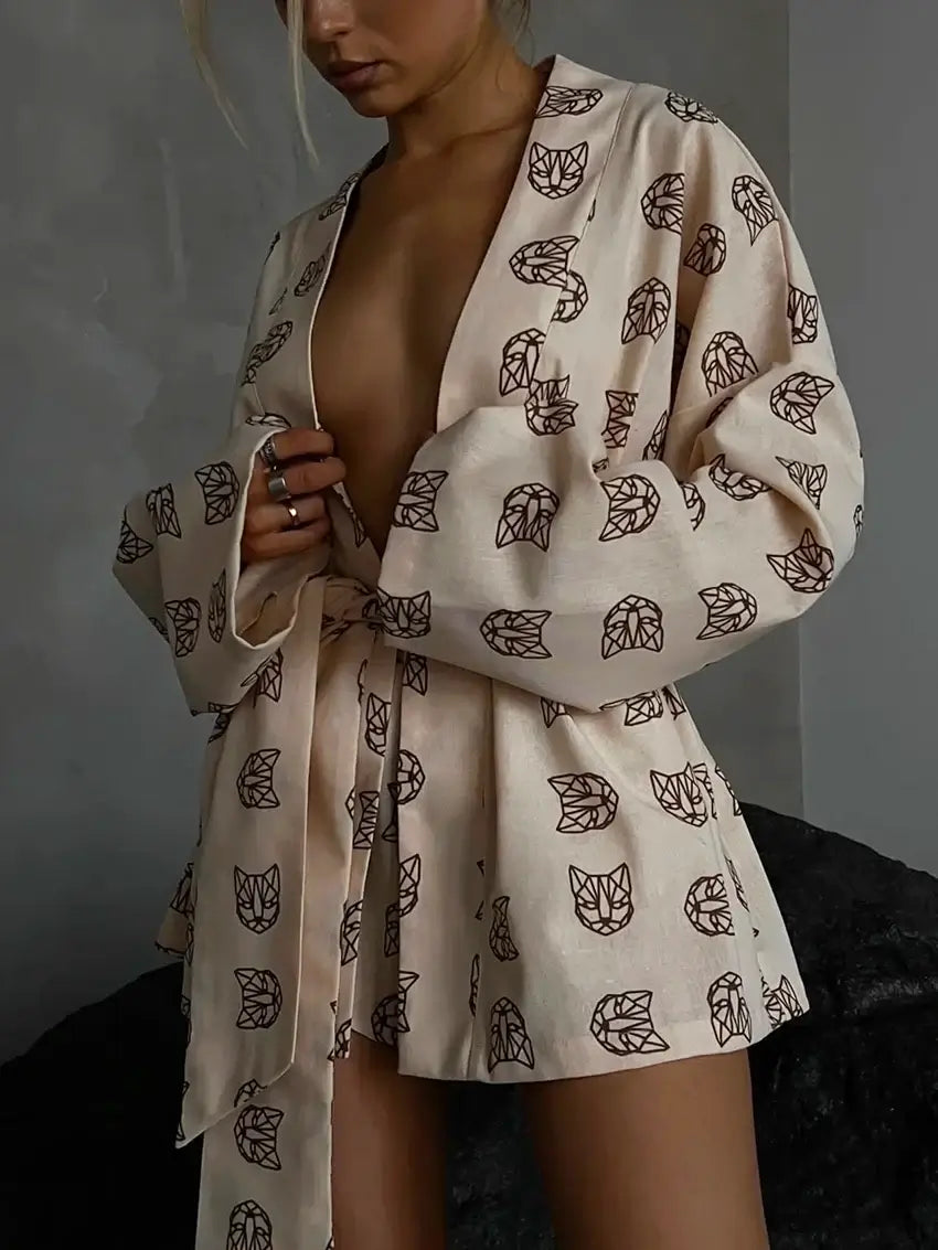 Loose long robe with shorts in organic cotton. Relaxed fit and breathable material.