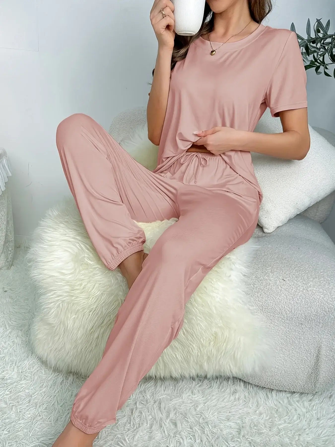 Women's relaxed fit loungewear made of organic cotton. Breathable material for comfort. Ideal for night-time relaxation.