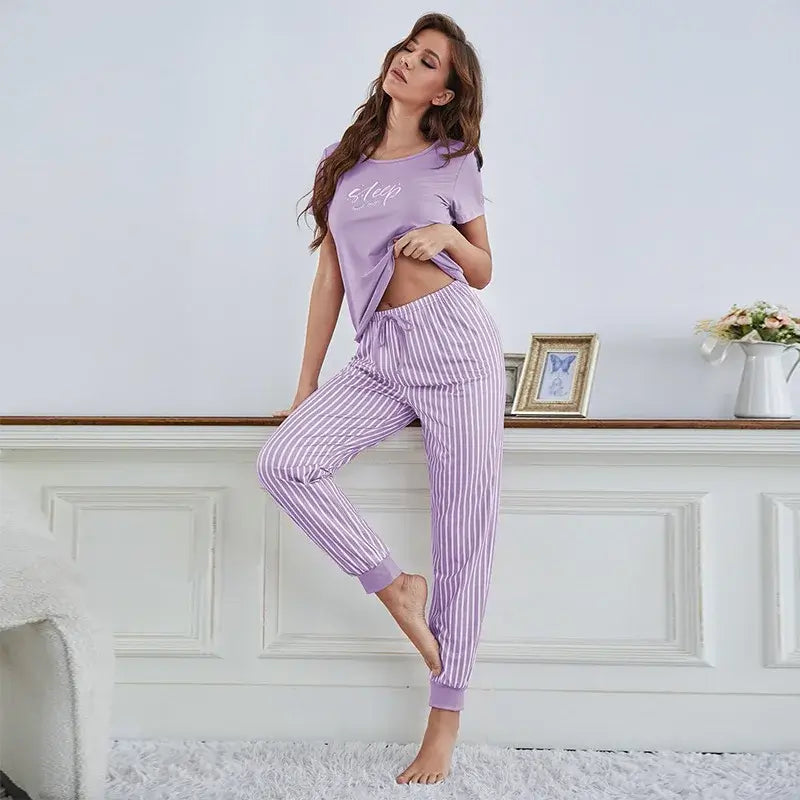 Woman wearing autumn women's sleepwear in organic cotton. Relaxed fit and breathable material for comfort.