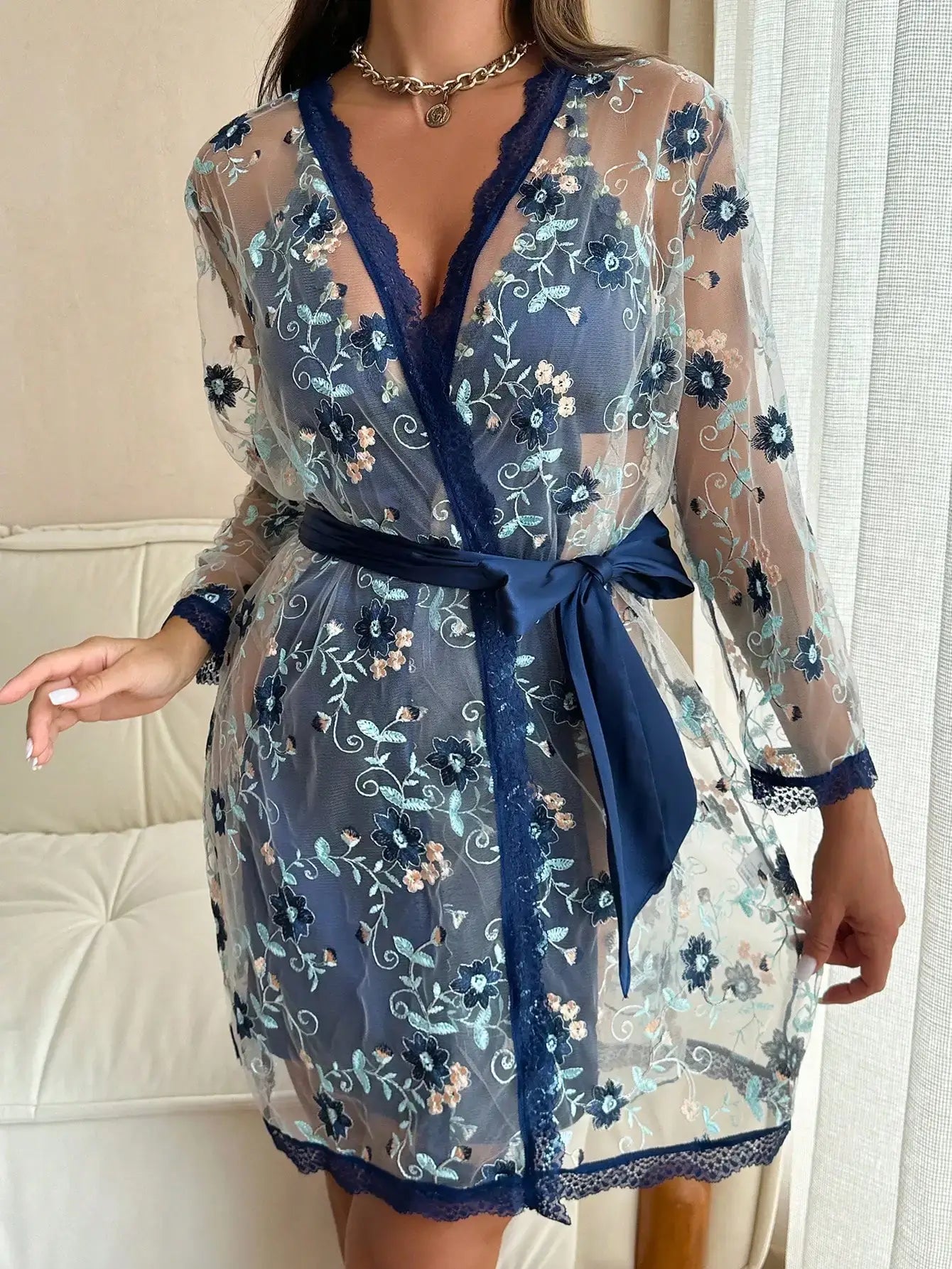 Floral lace nightdress with robe made of organic cotton. Relaxed fit, breathable material. Elegant design in blue and white.