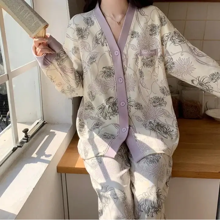 Person wearing a relaxed fit Winter Darlon Kimono made of organic cotton. Features a floral design and breathable material.