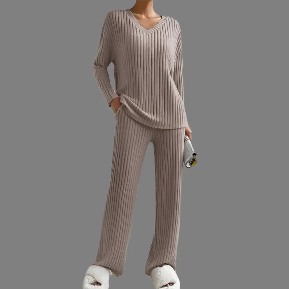 Knitted lounge set pajamas in organic cotton. Relaxed fit, breathable material for comfort.