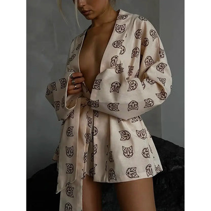 Woman wearing loose long robe shorts in organic cotton. Relaxed fit, breathable material with leaf print pattern.