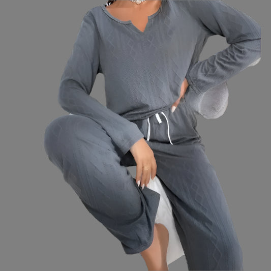 Women's pajamas in organic cotton, gray, featuring relaxed fit and breathable material. Perfect for autumn and winter comfort.