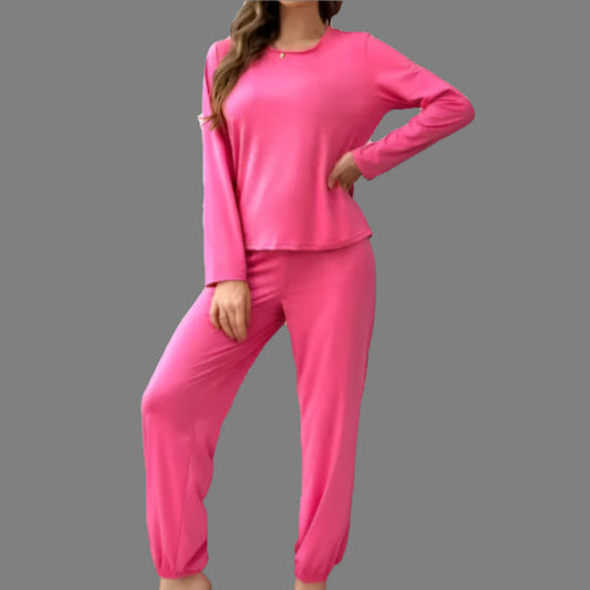 Rose silk pajamas in organic cotton with a relaxed fit. Breathable material for comfort.