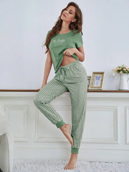 Organic cotton sleepwear for women in green. Relaxed fit, breathable material. Perfect for cozy autumn nights. Stylish and comfortable.