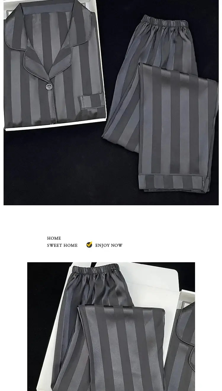 Striped pyjama set made of organic cotton. Features a relaxed fit in breathable material.