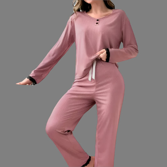 Women's autumn winter pajamas in organic cotton. Relaxed fit and breathable material for comfort.