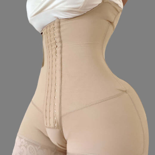 Four-breast elastic corset in organic cotton. Relaxed fit and breathable material for comfort.