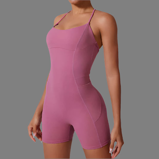 Sporty yoga bodysuit in pink. Made of organic cotton. Relaxed fit and breathable material. Ideal for comfort and flexibility.